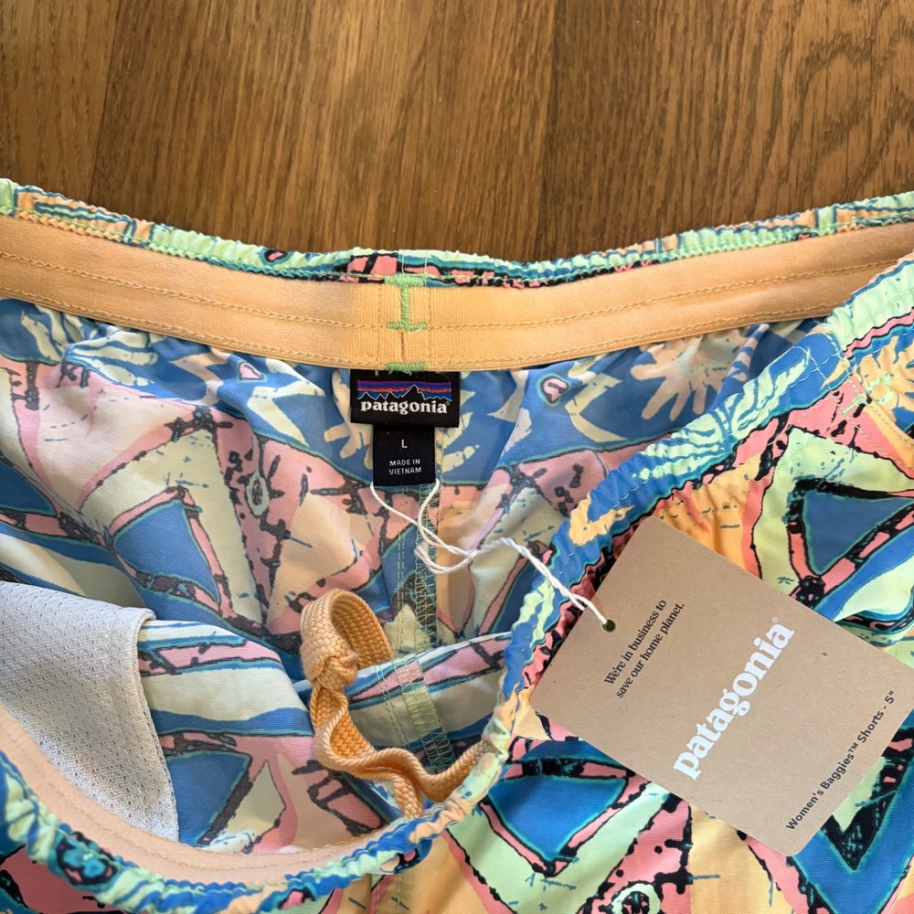 NWT Modern Patagonia Aztec Multicolor High Hopes Geo Salamander Baggies 5" - Picture 4 of 7